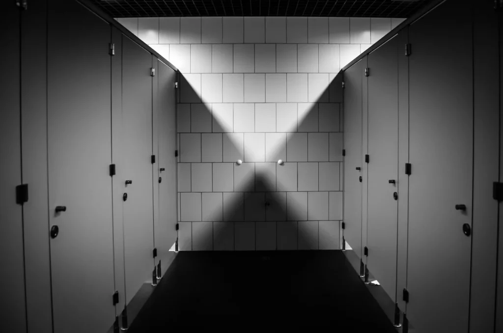 Blaty łazienkowe HPL — wybór stolarza do szkół, szatni i kabin WC